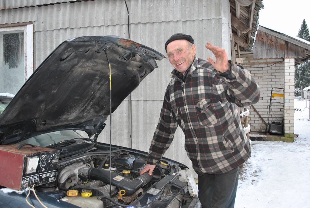 “Ka viņu velns! Labāk nebūtu pircis — pēc diviem kilometriem rats nokrita!” Par nesen nopirkto auto šķendējas Arnolds Škirmants.
Autors: Imants Kaziļuns
