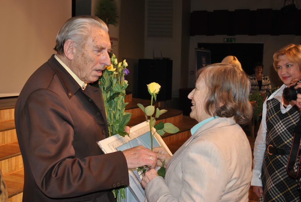 Samulsis. Sumināšana apaļajā jubilejā svinīgās daļas noslēgumā bija negaidīta šīgada jubilāram Ērikam Hānbergam. 
Autors: Līga Patmalniece