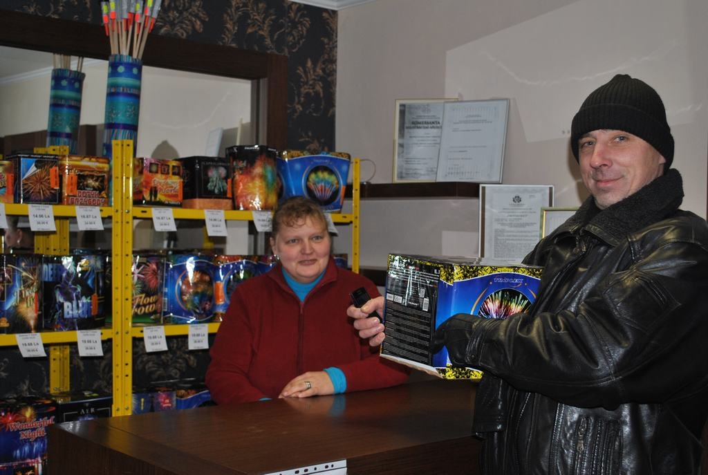 GATAVOJAS GADUMIJAI. Pārdevēja Laila Gedvarde Agrim Garajam stāsta par veikala piedāvājumu. 
Autors: Imants Kaziļuns