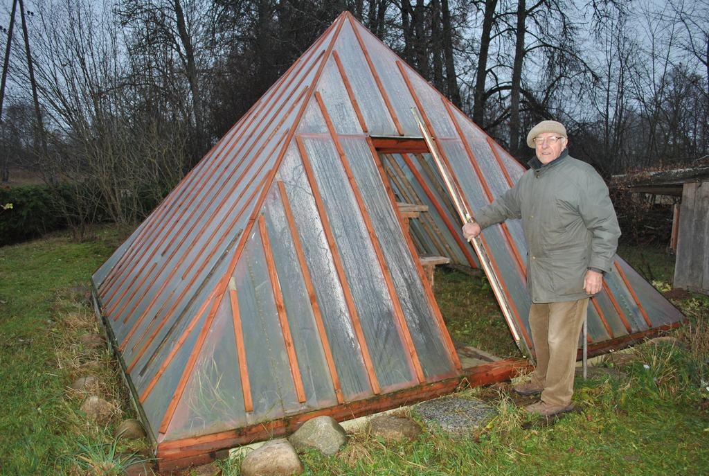 SAVA DZIEDNĪCA. Rūdolfam Kalniņam ir jau pāri 80, taču viņā mītošais dzīvesprieks un mundrums liek to apšaubīt. Enerģiju un labo pašsajūtu viņš gūst savā dziednīcā — piramīdā. 
Autors: Imants Kaziļuns