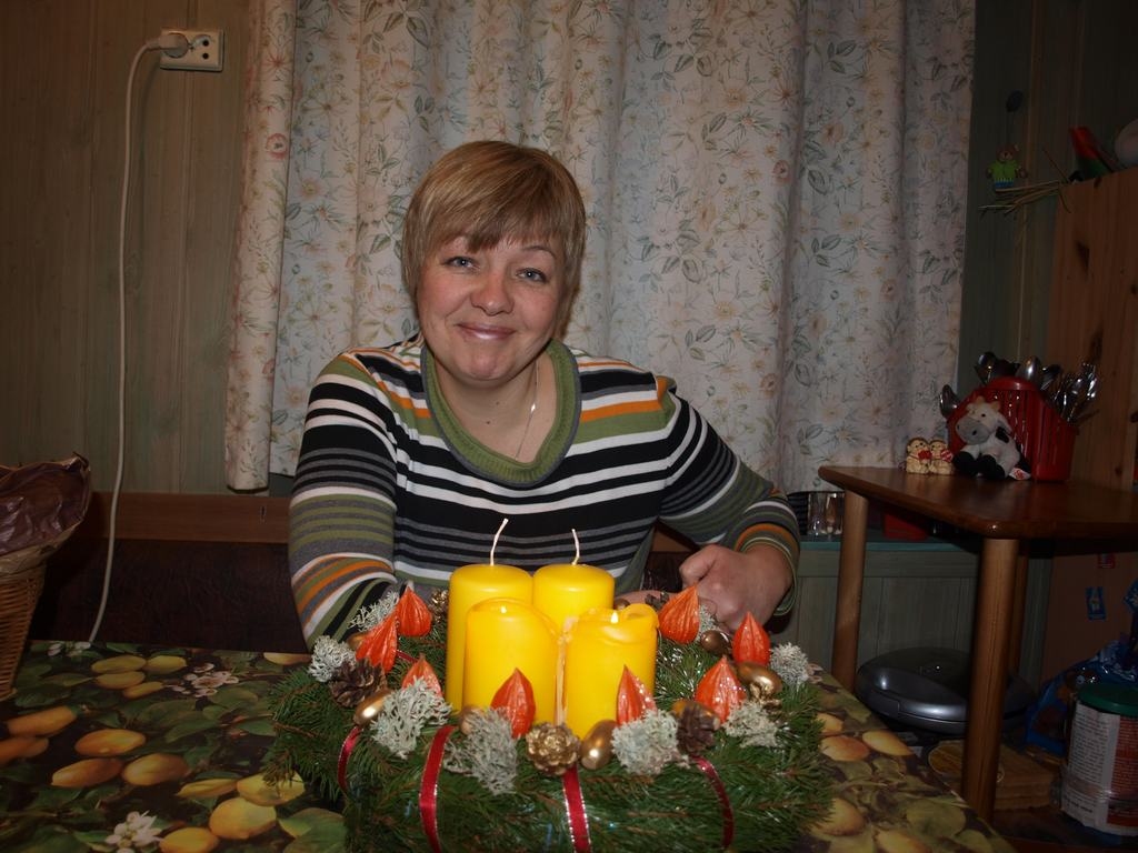 PAŠU GATAVOTS. “Odzienas skolā radošajās darbnīcās abi ar dēlu izgatavojām šo Adventes vainagu un šosvētdien tajā iedegsim jau trīs sveces,” saka Edīte  Leitlante.
Autors: Guna Mikasenoka