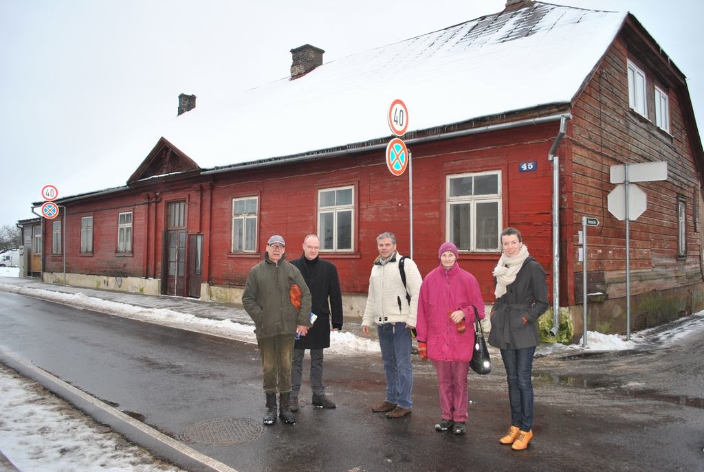 Pārtaps par muzeju. Arhitekti Ģirts Kilēvics (otrais no kreisās), Vilnis Šlars un Zane Legzdiņa (pirmā no labās) kopā ar jaunjelgaviešiem Aini Stirānu un Viju Matuli apspriež ēkas Jelgavas un Uzvaras ielas krustojumā vēsturi.
Autors: Imants Kaziļuns