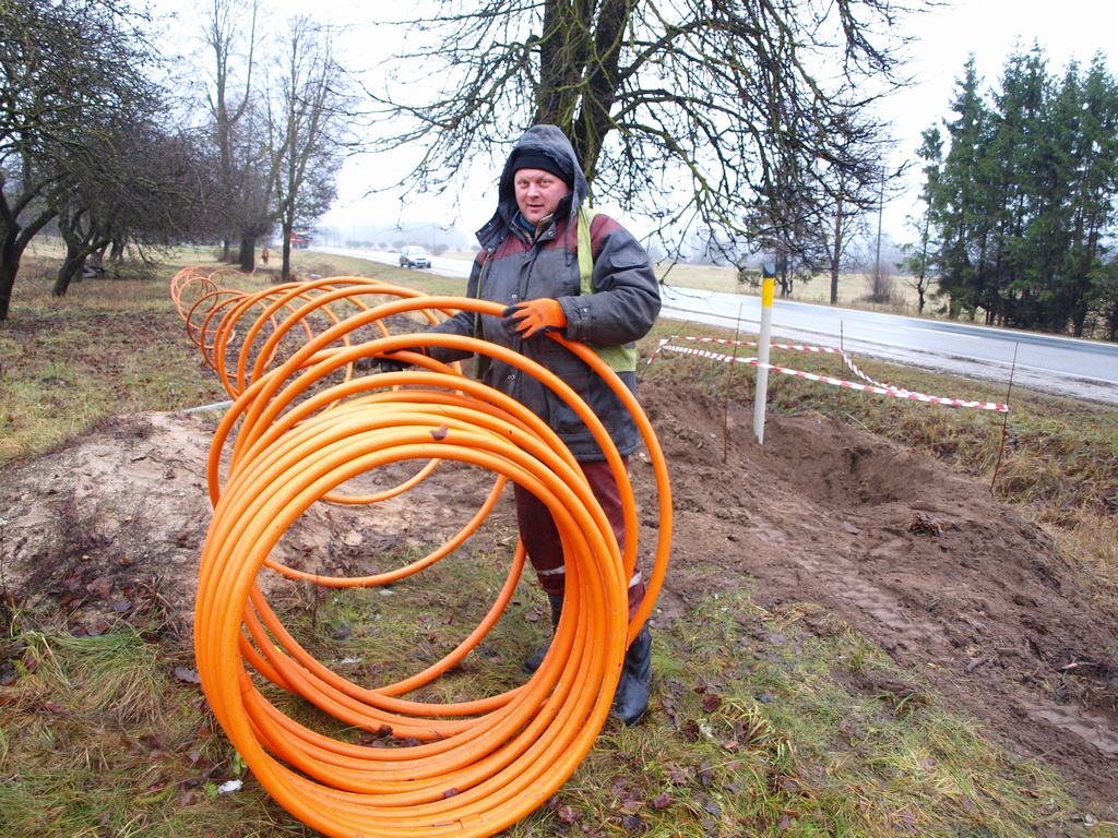 GARŠ POSMS. “Šīs caurules viens posms ir 111 metru garš,” stāsta Nikolajs Sinkevičs, kurš kopā ar citiem strādniekiem to ieraks Rīgas—Daugavpils šosejas malā Klintaines pagastā.
Autors: Guna Mikasenoka