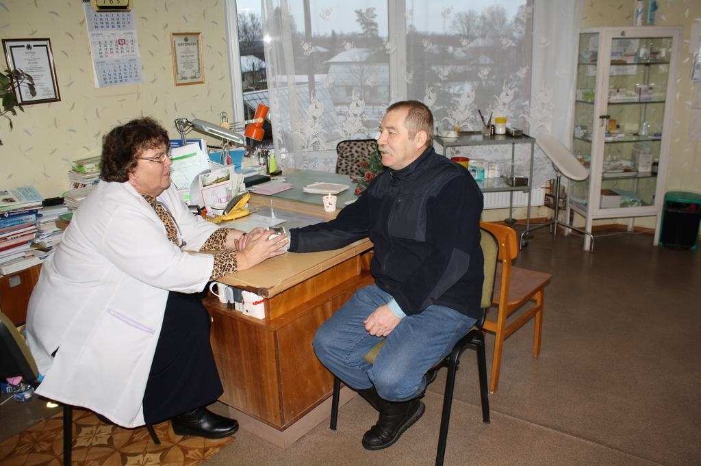 PĒC PADOMA. Pie ģimenes ārstes Ilzes Sarmas uz pieņemšanu atnācis jaunjelgavietis Andris Rubenis, kurš pret vīrusiem profilaktiski cīnās, lietojot ķiplokus. 
Autors: Imants Kaziļuns