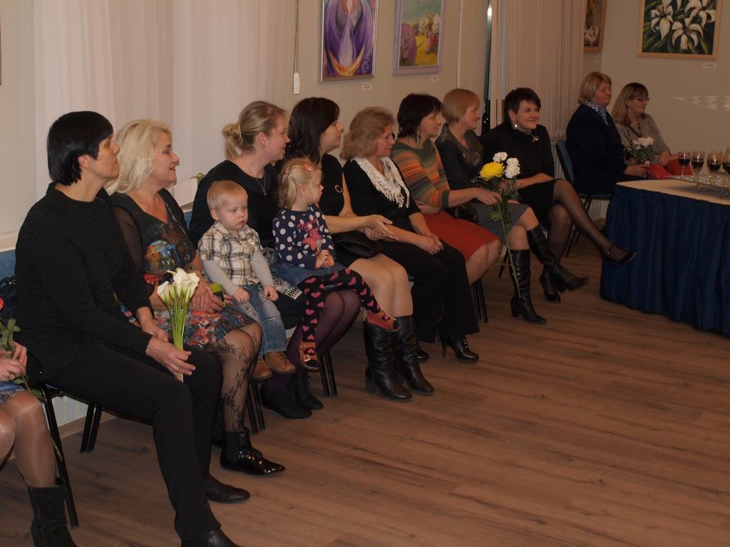 SVĒTKI. Studijas “Dīva ART” dalībnieces teic, ka izstādes vienmēr ir svētki, kuros vislabākā dāvana ir skatītāji.
Autors: Indulis Burka