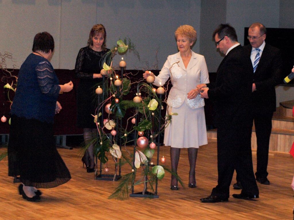 ATMIŅU IR DAUDZ. Simbolisku svecīšu pavardu iededz bijusī slimnīcas vadītāja Alīda Vāne (no kreisās), tagadējā vadītāja Dzintra Krišjāne, kādreizējie vadītāji Marija Avotiņa, Ēriks Vizulis un Guntis Libeks.
Autors: Indulis Burka