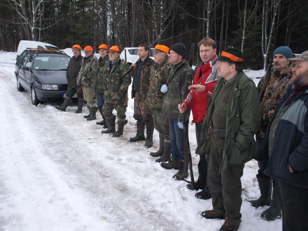 PIRMS MEDĪBĀM. Mednieku kluba “Skrīveri” mednieki gatavojas lūša medībām.  
Autors: Indulis Burka