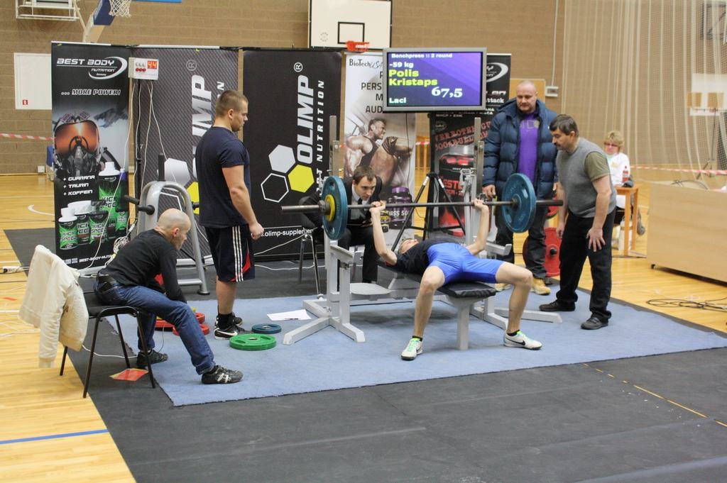 PAR MEDAĻĀM cīnījās dažādu vecumu un pieredzes sportisti. No labās — sacensību direktors Jurijs Ivaņušins
