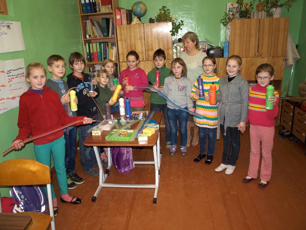 IEGUVUMS. Kopā ar sākumskolas klašu audzēkņiem par nule atvestajām spēlēm un mācību līdzekļiem priecājas skolotāja Vita Zeltiņa. 
Autors: Indulis Burka