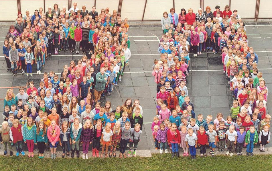 APAĻA JUBILEJA. Aizkraukles pilsētas sākumskolas audzēkņi un skolotāji svin skolas 20. dzimšanas dienu.
Autors: no skolas arhīva