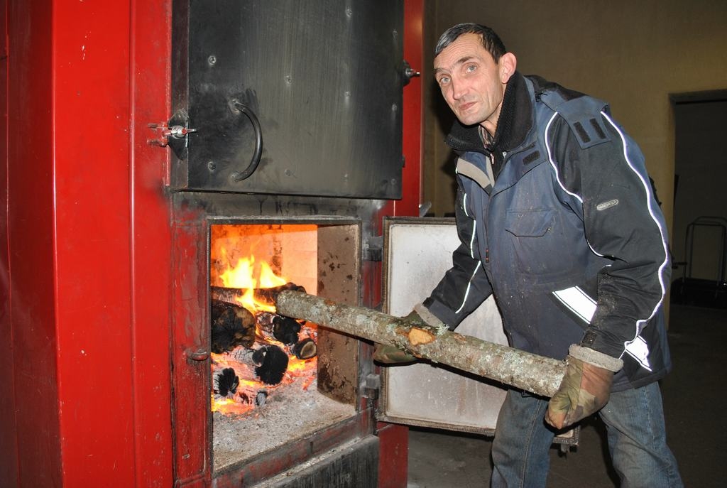 Darbdiena sākusies. Sērenes katlumājas pieredzējušais kurinātājs Sergejs Kungurcevs.
Autors: Imants Kaziļuns