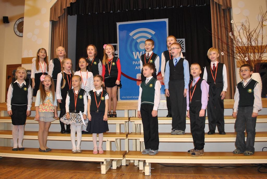 Nākamie WI — FI lietotāji. Svinīgajā atklāšanas pasākumā dzied sākumskolas bērni.
Autors: Līga Patmalniece