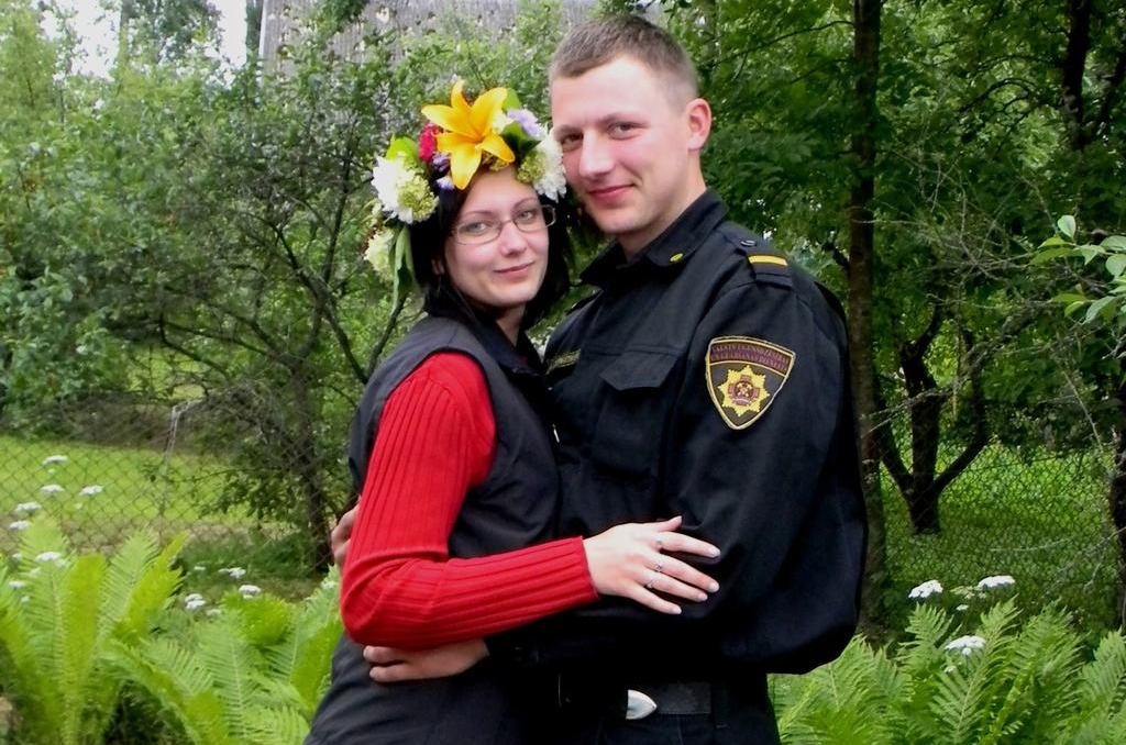 Kad Jāņos Artūram jāstrādā, viņa Līga dodas pie mīļotā, lai abi būtu kopā.  
Autors: no ģimenes albuma.