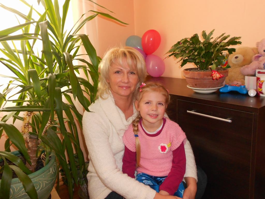 SVĒTKUS GAIDOT. Inita dzimšanas dienu svin Otrajos, bet viņas meitiņa Elizabete — Pirmajos Ziemassvētkos. 
Autors: Ināra Sudare