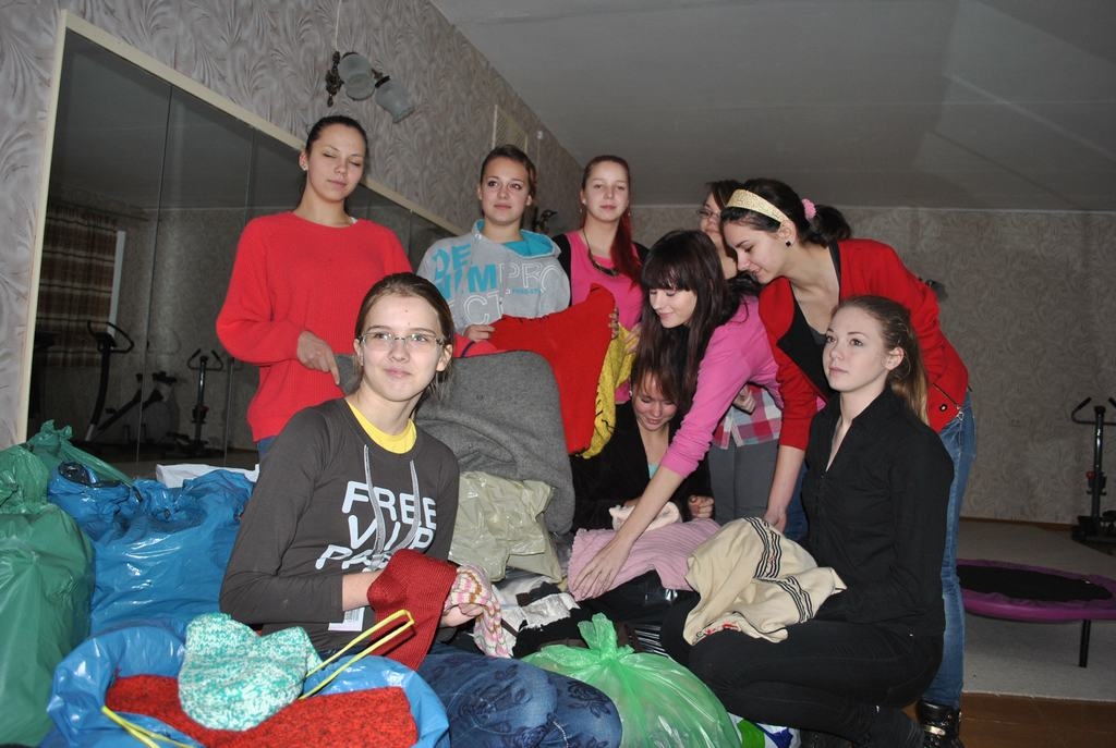 VEDAMĀ DAUDZ. Jaunjelgavas vidusskolas skolnieces pašas darināja siltus paklājiņus dzīvnieku patversmes iemītniekiem, jaunjelgavieši ziedoja apģērbu, kas iesaiņots maisos.
Autors: Evita Apiņa