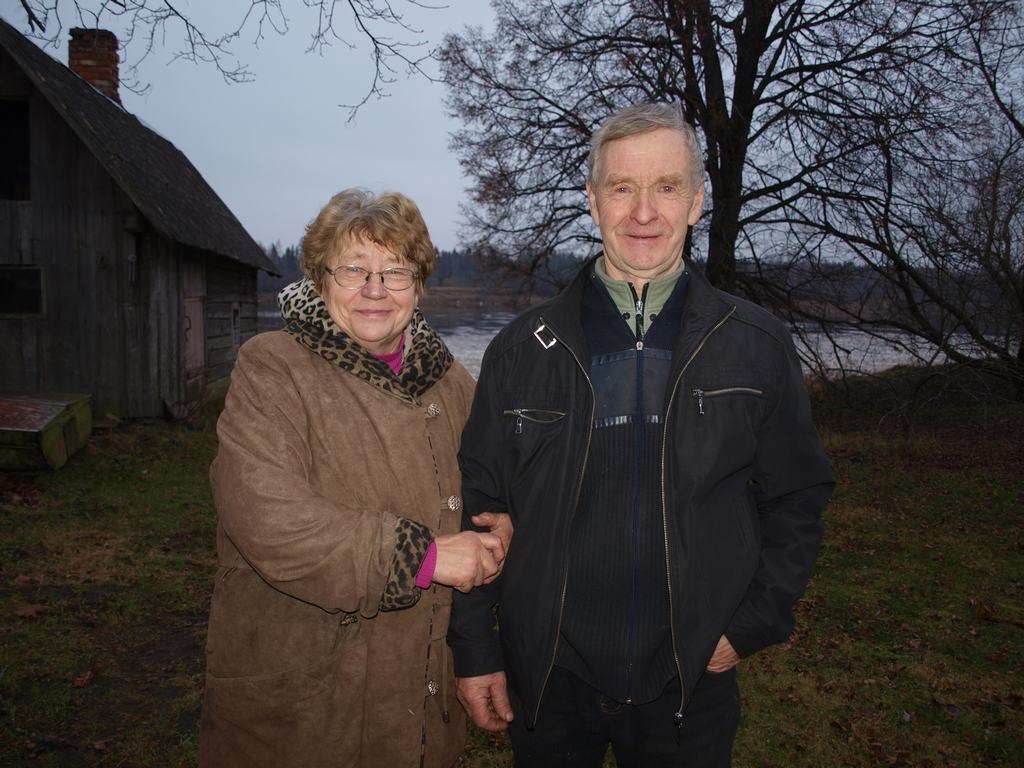 KOPĀ JAU 43 GADUS. Anita un Dainis Caunīši pie savām mājām Daugavas krastā. “Cik Dievs lems, tik ilgi kopā dzīvosim,” viņi saka.
Autors: Guna Mikasenoka