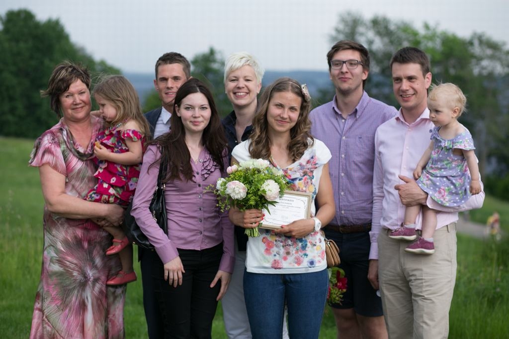 KĀ VIENA ĢIMENE. Viļņa Plūmes atraitne Sarmīte Plūme (no kreisās) kopā ar bērniem, mazbērniem un stipendiātiem.  
Autors: no ģimenes albuma