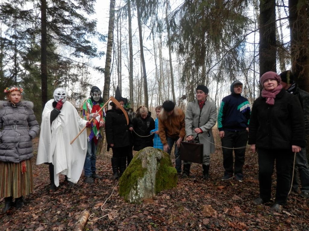 SLIKTAIS AIZ MUGURAS. Pēc senlatviešu tradīcijām bluķi velk barā, dziedot Ziemassvētku dziesmas ar piedziedājumu “kaladū”.     
Autors: no Ilzes Līdumas albuma.