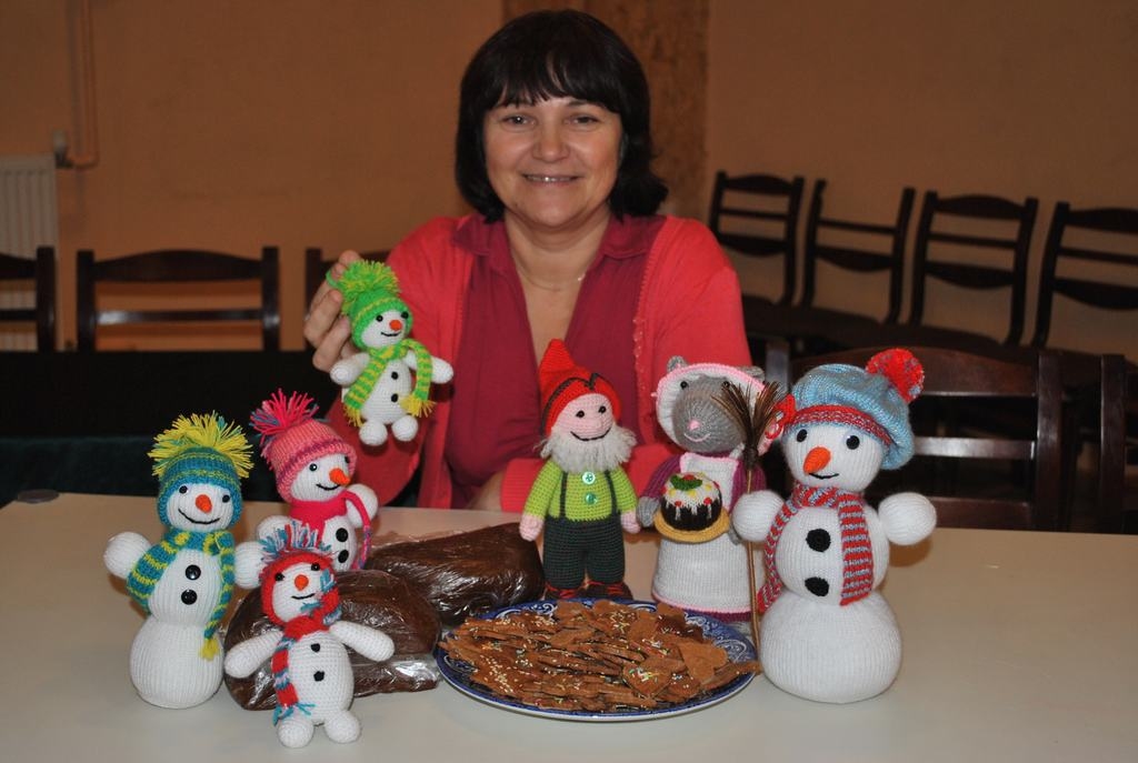 Viss pašas rokām. Lidija Rubeniņa visu veic ar lielu rūpību. Galvenais — lai ir optimisms, tad pat sniegavīri smaida! 
Autors: Līga Patmalniece