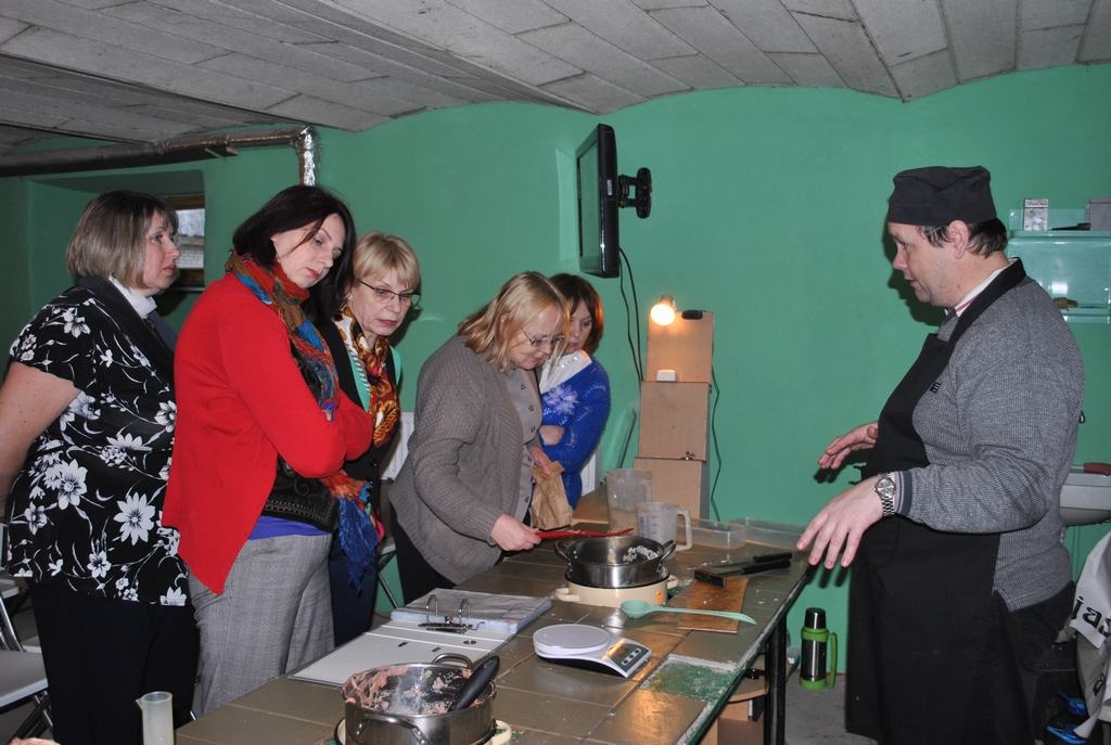 KAS KATLIŅĀ?  Ziepnīcas viešņas no Ogres ar interesi vēro ziepju vārīšanu.
Autors: Sandra Pumpure