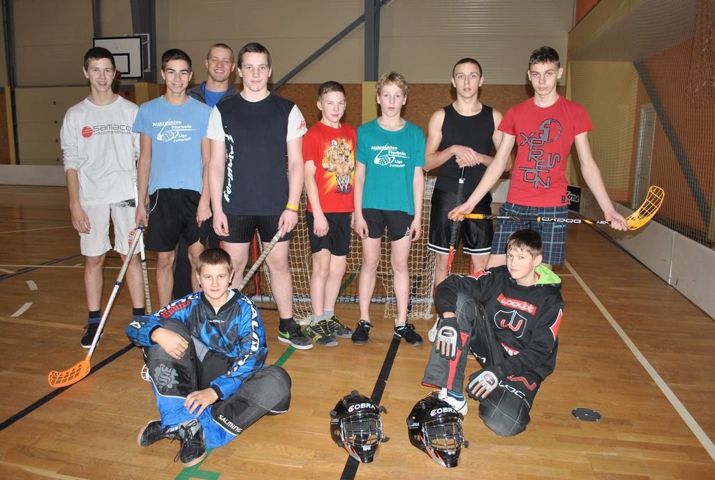 Daudzeses florbola komanda. Mārcim Purviņam (stāv pirmais no labās), trenerim Kasparam Židovam (trešais no kreisās) un pārējiem florbols ir ne tikai spēle laukumā.
Autors: Imants Kaziļuns