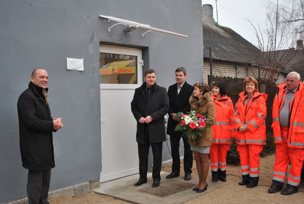 SVEICAM! Jaunajās telpās Pļaviņu medicīnas darbiniekus apsveic Neatliekamās medicīniskās palīdzības dienesta vadītājs Armands Ploriņš (no kreisās), Zemgales reģionālā centra vadītājs Roberts Fūrmanis, viņa vietnieks Kristians Galanders, līdzās — Modrīte Bičevska, ārsta palīdzes Inta Liepiņa, Ineta Vaivode un autovadītājs Leonīds Petkuns.
Autors: Sandra Pumpure