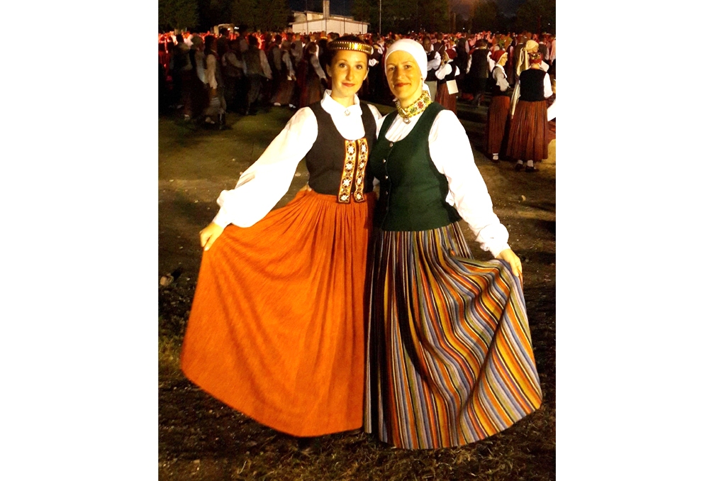 Kopā. Šīsvasaras Dziesmu un deju svētkos Laura (no kreisās) un Lana Ķirses.
Autors: no Lanas Ķirses albuma