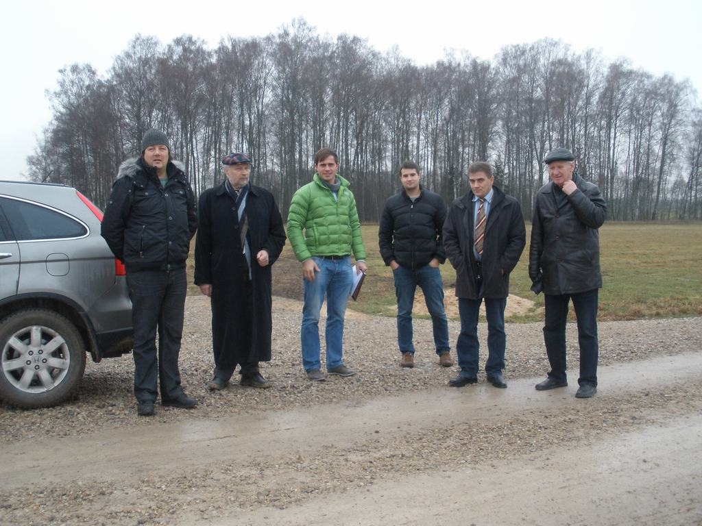 Ceļa nodošanā ekspluatācijā piedalās  būvuzraugs Rolands Šteinbergs (no kreisās), arhitekts Juris Letinskis, SIA “Vides tehnika” pārstāvji Jānis Krukliņš un Reinis Meisters, Skrīveru novada domes priekšsēdētājs Andris Zālītis un Kokneses apvienotās būvvaldes vadītājs Jans Korols.
Autors: no Skrīveru novada domes arhīva