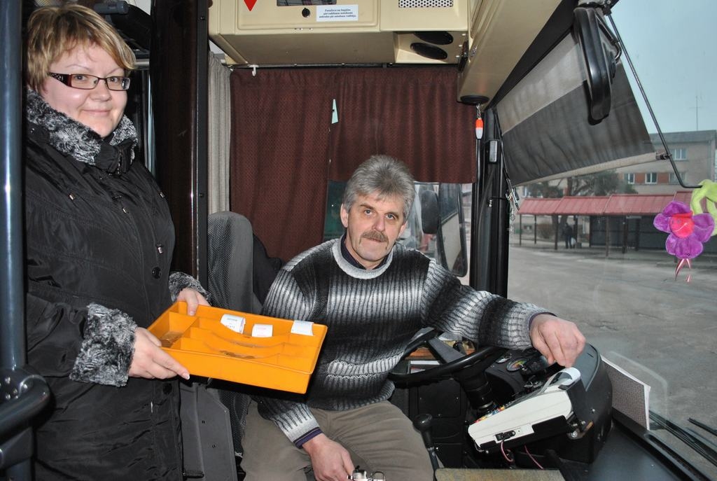 Katram sava valūta. Kasiere Larisa Novika pārdod biļetes tiem, kam maciņā vēl lati, bet eiro īpašniekus apkalpo autobusa vadītājs Vladislavs Ivanovs.
Autors: Līga Patmalniece