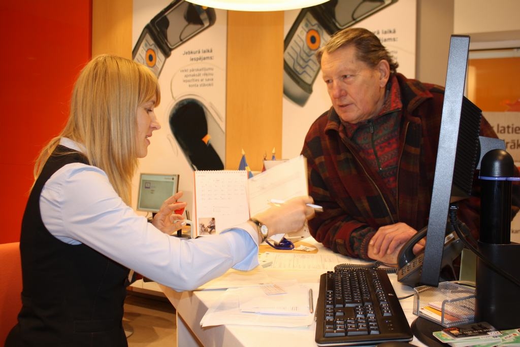 VISS SKAIDRS. “Man par eiro viss ir skaidrs!” saka Ivars Kvālis no Skrīveriem, kurš “Swedbank” filiālē Aizkrauklē kārto arī citus darījumus. No kreisās — jaunākā klientu apkalpošanas speciāliste Aiva Malašenoka.
Autors: Guna Mikasenoka