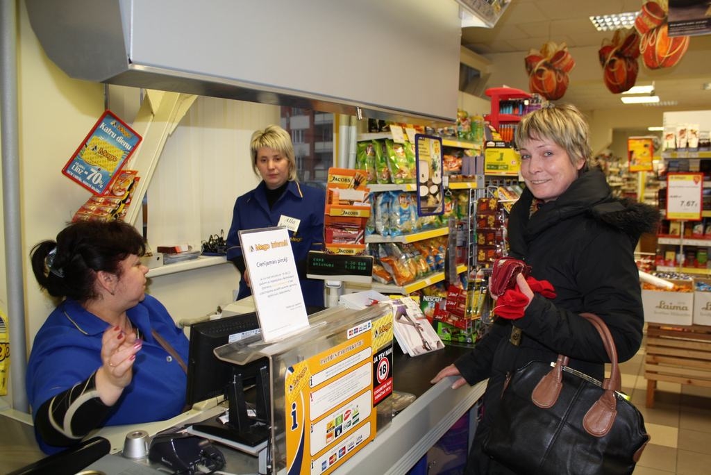 MAKSĀ AR KARTI. Aizkraukliete Anita (no labās) teic, ka šajās dienās veikalos norēķinās ar karti — tā ir ērtāk gan pašai, gan pārdevējām. 
Autors: Sandra Pumpure