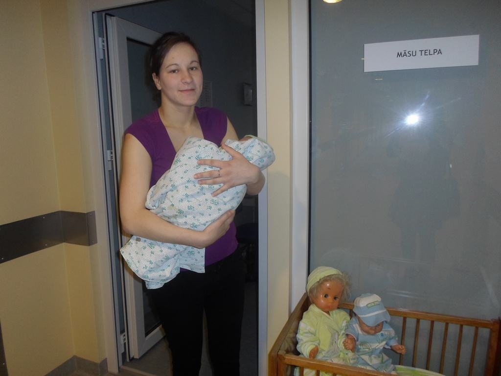 GALVENAIS — VESELĪBU! Jaunā māmiņa Santa Garbunova ar pirmdzimto Gati viņa dzīves pirmajās dienās.
Autors: Ilona Osīte