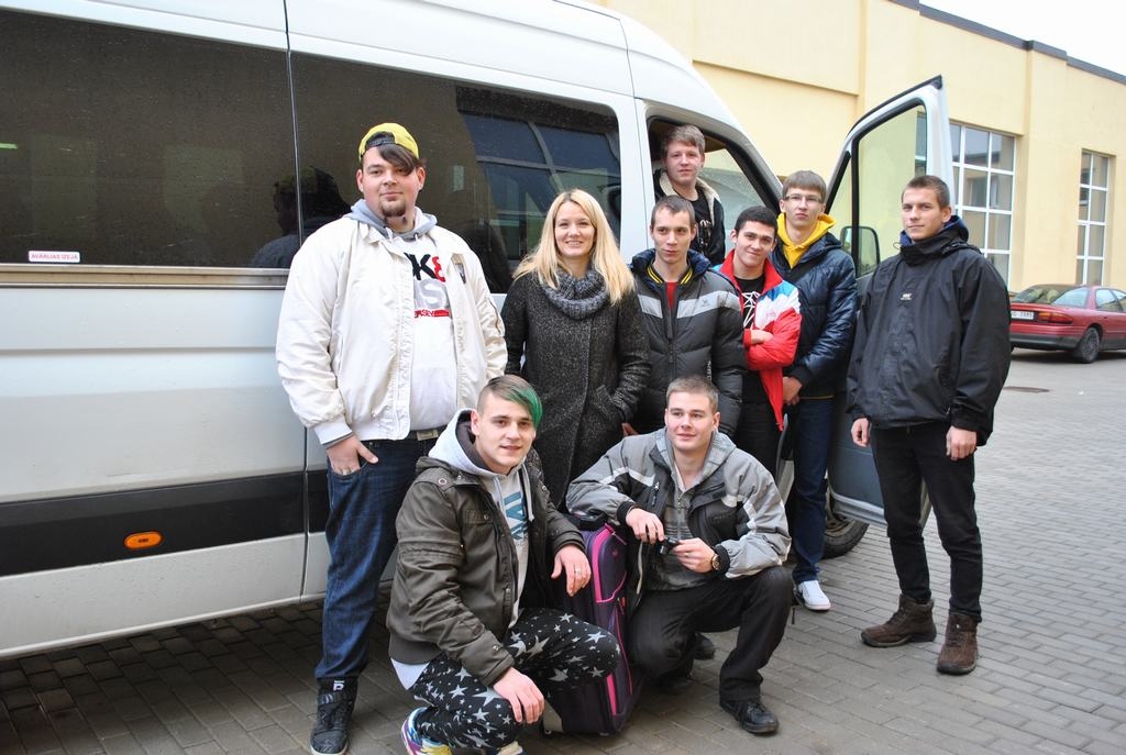 LIELS IZAICINĀJUMS. Jaunieši pirms došanās ceļā uz lidostu kopā ar skolotāju Ilonu Moršinu.
Autors: Evita Apiņa