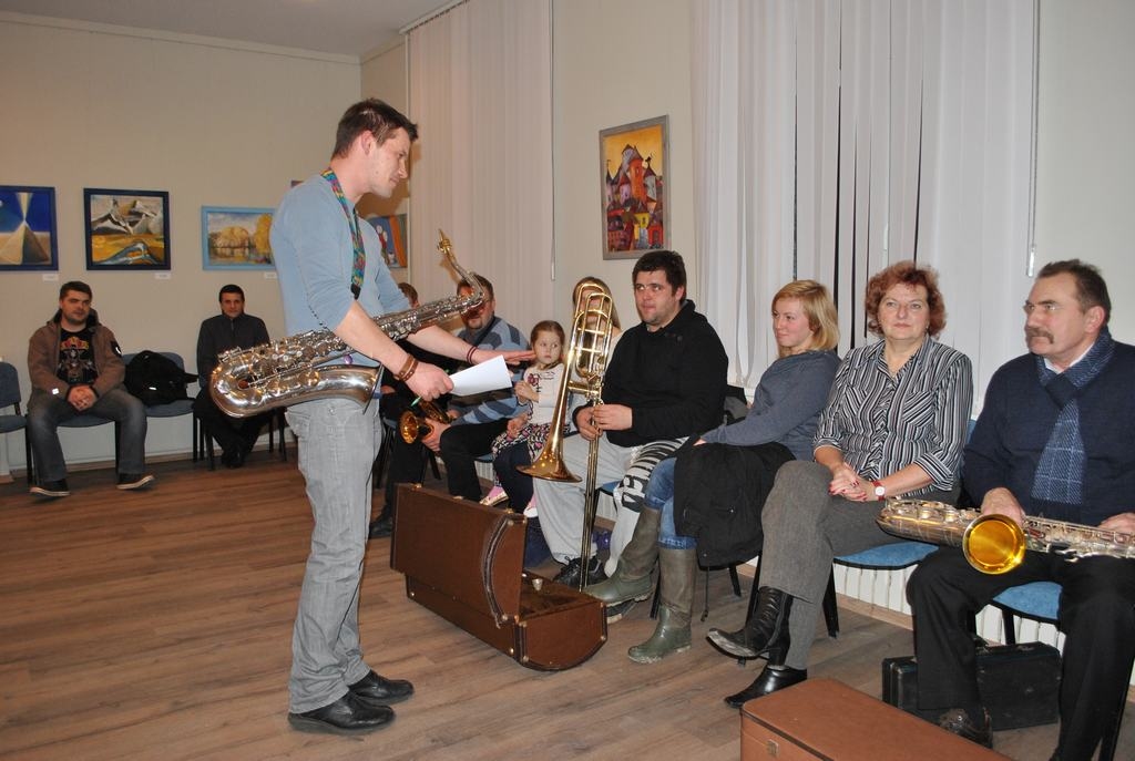 Skan ļoti labi. Jānis Jansons (stāv) pēc pirmajām “Pūt, vējiņi!” taktīm iedrošina kopā sanākušos skrīveriešus.
Autors: Imants Kaziļuns