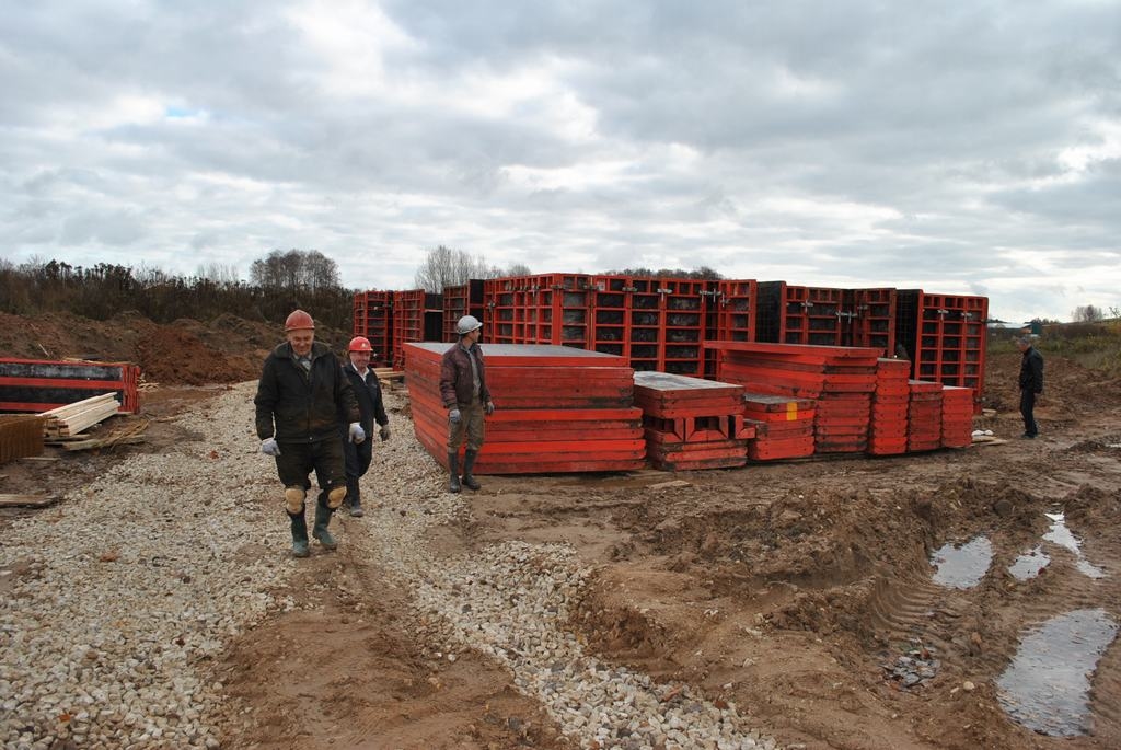 BŪVBEDRĒ. Tāds, milzīgā būvbedrē veidņu ieskauts, pagājušā gada rudenī izskatījās baznīcas pagrabstāvs. 