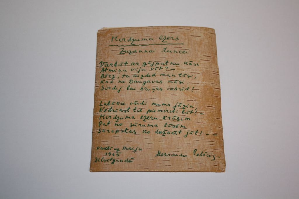 “Mirdzuma ezers”. Aleksandra Pelēča dzejolis uz bērza tāss.                                                          
Autors: Roberts Vidzidsks