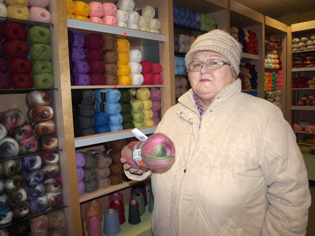 PATĪK SPILGTAS KRĀSAS. Zigrīdas kundze stāsta, ka gan pati, gan meita ir lielas rokdarbnieces un šajā veikalā papildina dzijas krājumus. 
Autors: Evita Apiņa