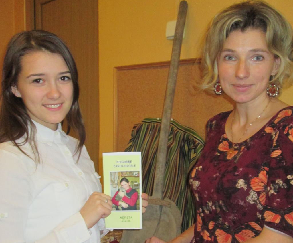 VEICINĀS TŪRISMU. Prieks par veikumu ir gan Evijai Bekmanei (pa kreisi), gan Ditai Pavlovičai. Viņas  cer, ka bukletā ietvertā informācija mudinās tūristus apmeklēt keramiķes Zandas Rageles darbnīcu.
Autors: Sintija Regute