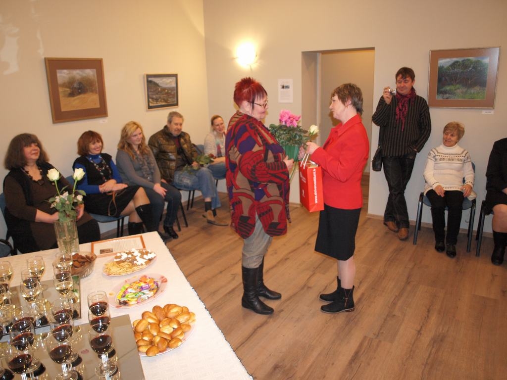 IZSTĀDE ATKLĀTA. Edu Diti Brūveri izstādes atklāšanā sveic Skrīveru novada domes priekšsēdētāja vietniece Sarmīte Jansone.
Autors: Indulis Burka