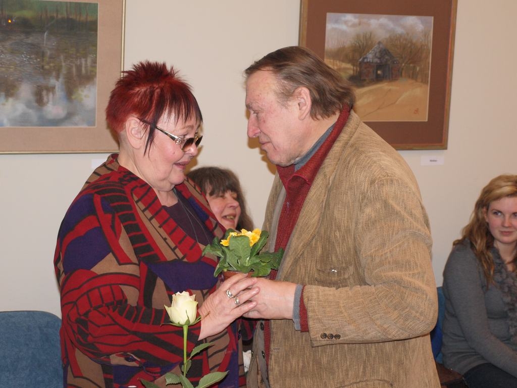 ‘‘APSVEICU!’’  Edai Ditei Brūverei teic Etnogrāfiskā brīvdabas muzeja fondu speciālists Gunārs Dzenis.
Autors: Indulis Burka