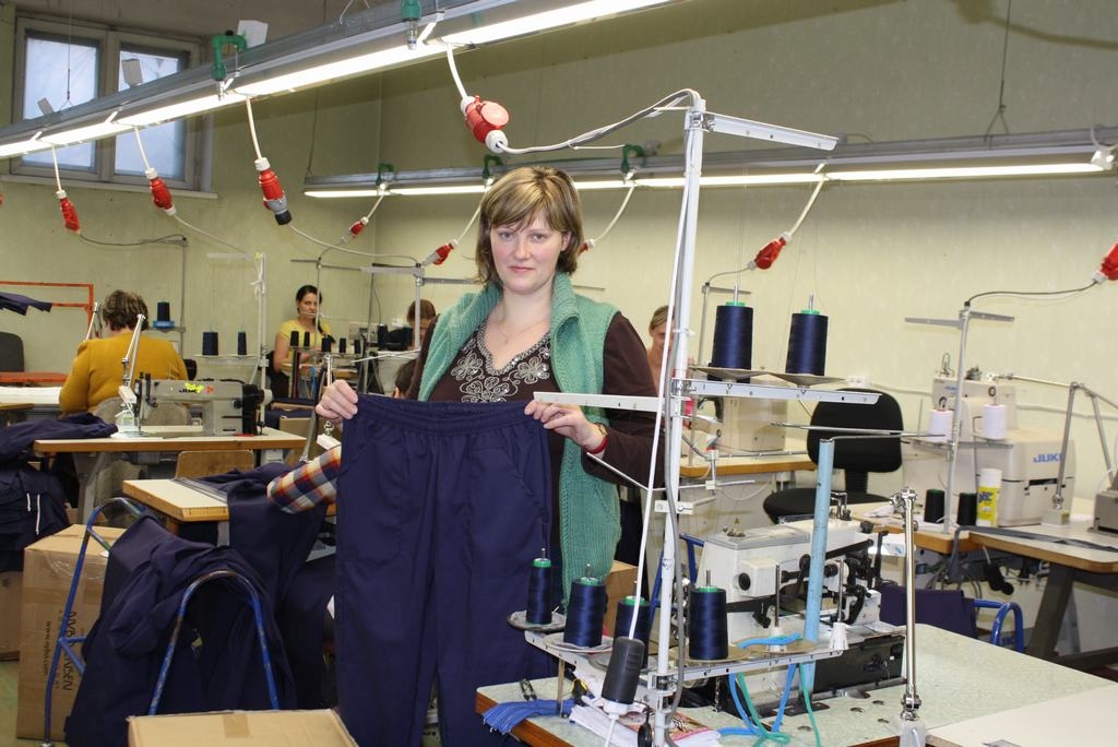 RAŽOŠANA DUBULTOTA. Apģērbu Pļaviņās šuj eksportam. Priekšplānā — meistare Mairita Pētersone. 
Autors: Sandra Pumpure