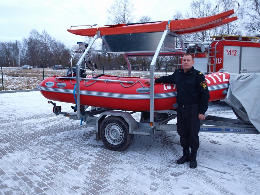 APMĀCĪTI. Lai stūrētu jauno laivu, nepieciešama motorlaivas vadītāja apliecība. Tāda ir vismaz diviem katras maiņas glābējiem, arī nodaļas komandierim Sandrim Anufrijevam (attēlā). 
