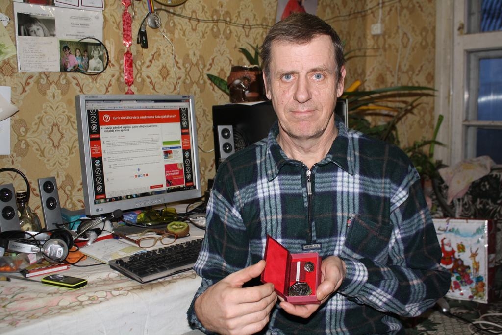 LEPOJAS. Āris Ramats ir gandarīts par piešķirto piemiņas zīmi. 
Autors: Sandra Pumpure