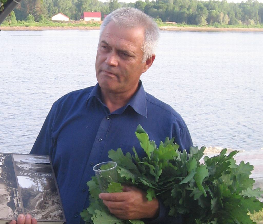 ZVAIGŽŅU STUNDA. Pagājušās vasaras saulgriežu svētki Jānim Ivaram Padedzim bija īpaši nozīmīgi — tā ir viņa vārdadiena un izdota grāmata par Daugavu.         
Autors: no “Staburaga” arhīva