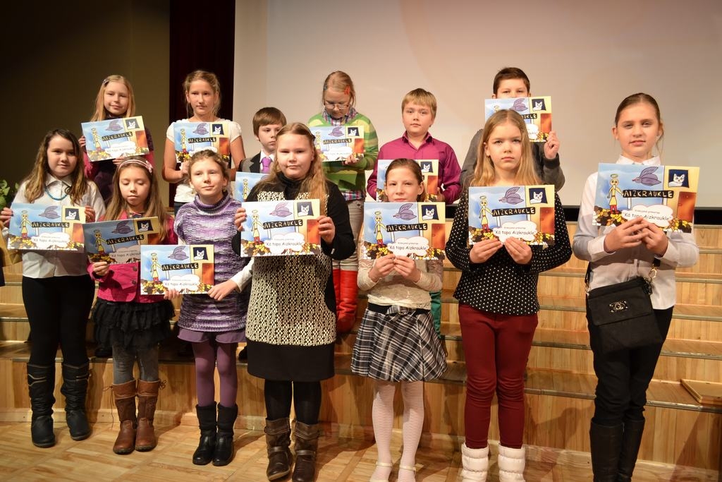 AR PAŠU ZĪMĒJUMIEM. Aizkraukles pilsētas sākumskolas 4.a klases skolēni kopā ar audzinātāju piedalījās pasākumā “Gada notikums 2013” Aizkraukles novada kultūras namā, un katrs saņēma krāsojamās grāmatas eksemplāru. 
Autors: Guna Mikasenoka