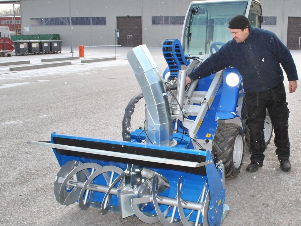 Pilnpiedziņas, bet ziemā riteņiem vajadzēs ķēdes. SIA “Aizkraukles KUK” strādnieks Uģis Strazdiņš gatavo jauno iekārtu ziemas darbiem.
Autors: Imants Kaziļuns