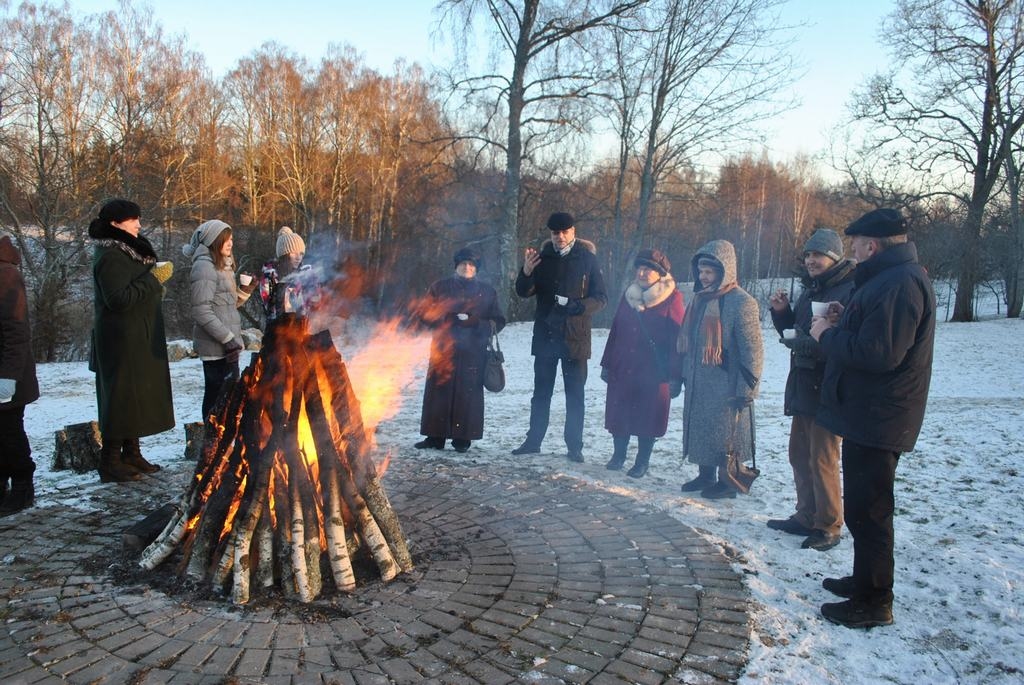 PIE ATMIŅU UGUNSKURA. Aizkraukles vēstures un mākslas muzeja dārzā “Kalna Ziedos” aizkrauklieši malko tēju kā toreiz un sildās atmiņās. 
Autors: Evita Apiņa