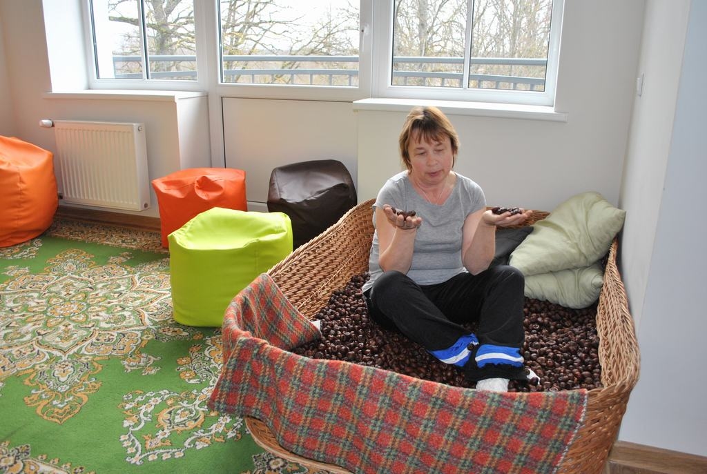 ārstē kastaņi. Centra sociālā darbiniece Inese Apsāne arī pieaugušajiem ieteic vakaros pagulēt uz kastaņiem. Tas palīdz novērst muguras sāpes.             
Autors: Imants Kaziļuns