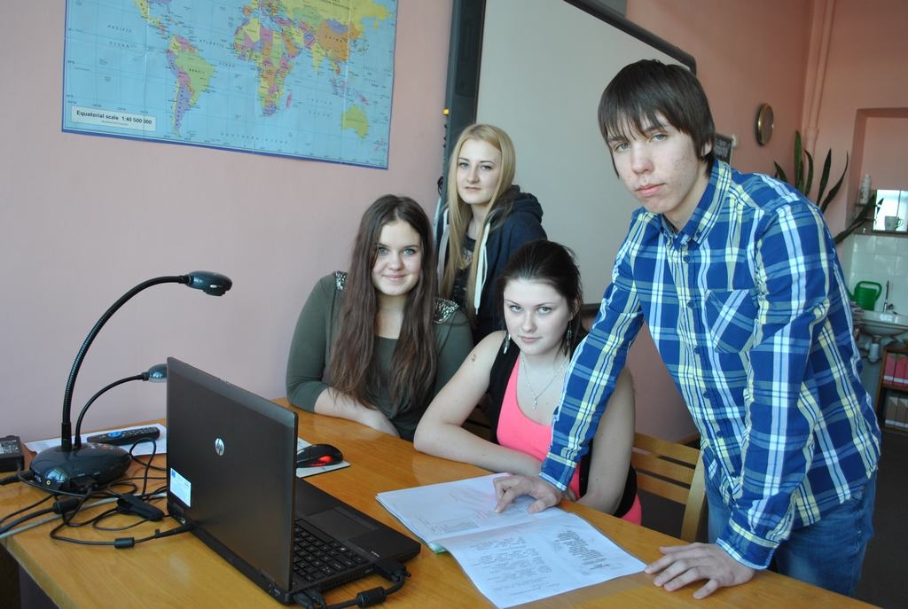 “Interesanti” — par projektu nedēļā veicamo pētījumu saka Bebru pamatskolas  9. klases audzēkņi Simona Vilmane (no kreisās), Annija Skučenkova, Liene Pavloviča un Renārs Lipenītis.  
Autors: Imants Kaziļuns