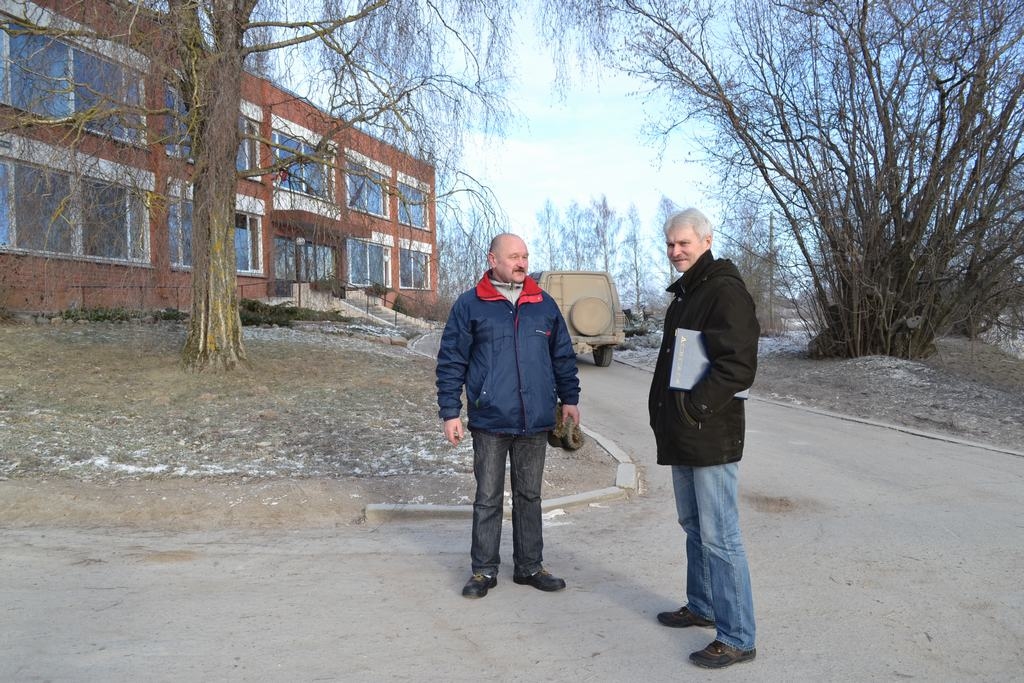 Atbrauc izlūkos. Objektu apskatīt bija pieteikušies pieci iespējamie darbu veicēji. Ziedonis Jankužs (no kreisās) un Talsu puses uzņēmuma pārstāvis Aldis Tindenovskis.
Autors: Imants Kaziļuns